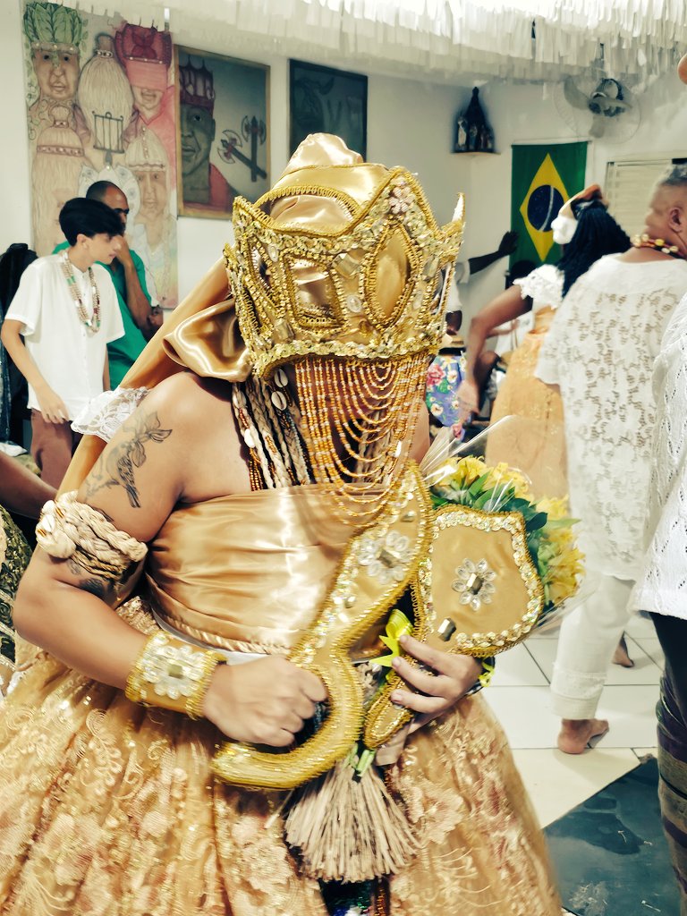 Katia_souuzza's tweet photo. Minha vida é rodeada por elas, orê yê yê Mam'etu Ndandalunda 💛 
#candomble #ndandalunda #oxum https://t.co/T1sn7vwmWX