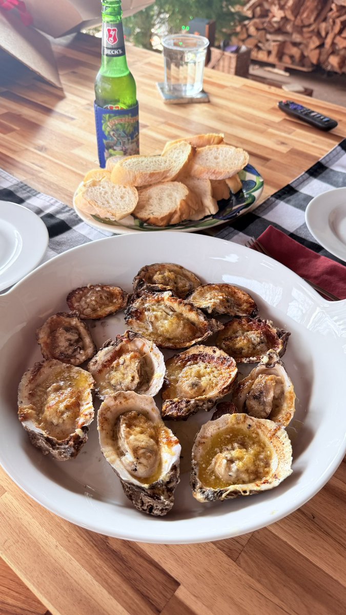 halfadrink's tweet photo. @RossTuckerNFL @KalikBeer @PaulPabst @PaulRobertsCuse @RealGlenMacnow Becks…with chargrilled oysters! https://t.co/3aCLuD6okg