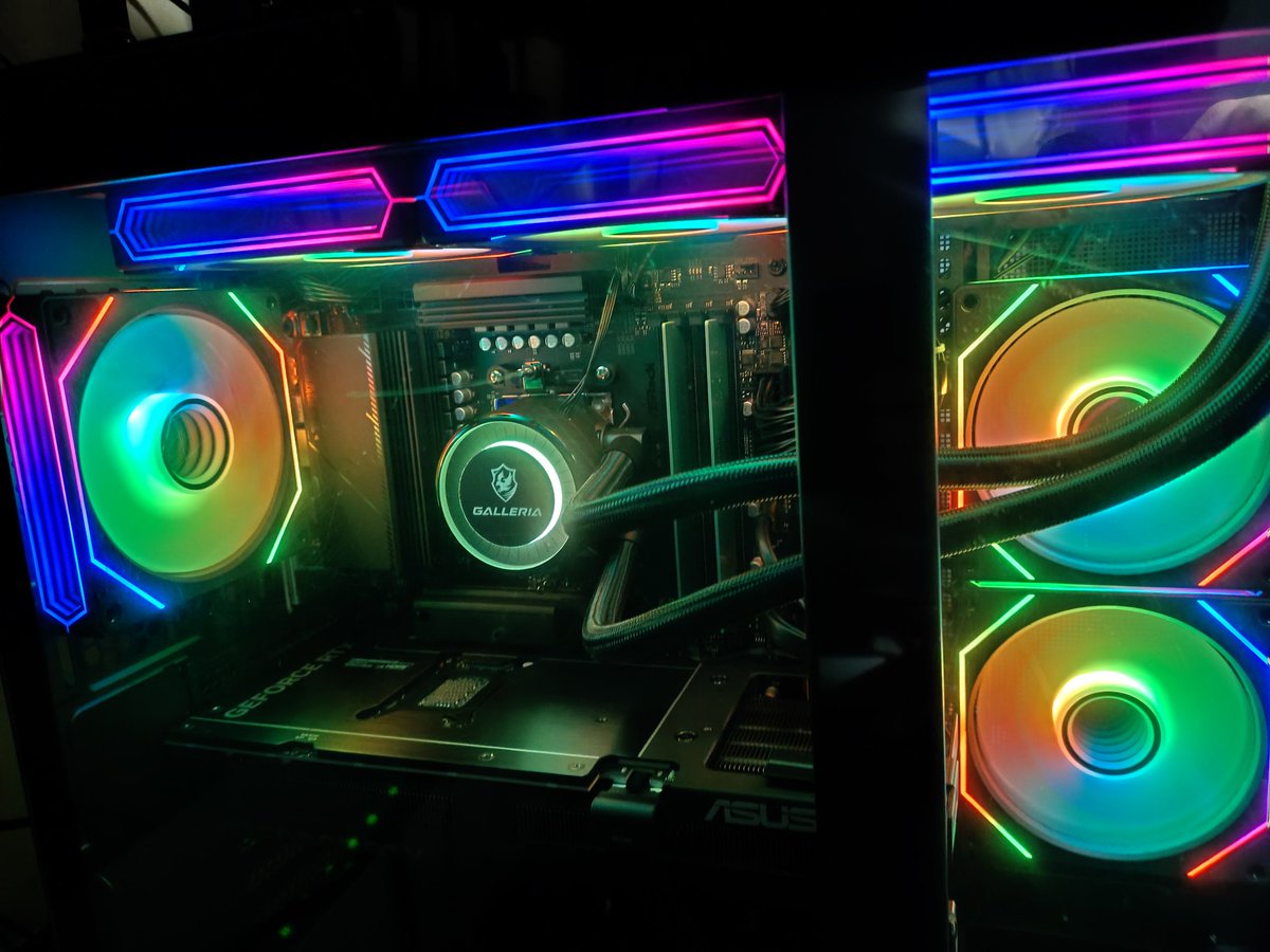 X2Gantz's tweet image. おらの新しいPCなんかいぱい色かえられるスイッチがついてるり！