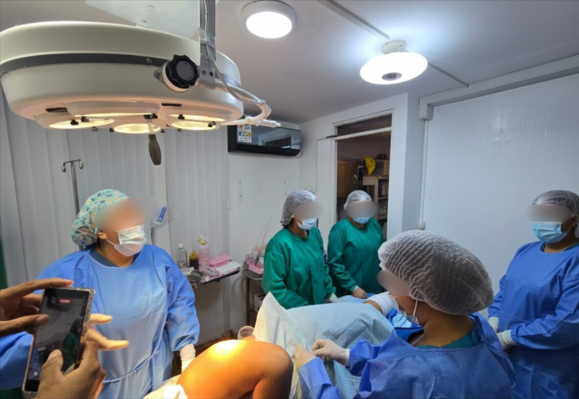 🚨 El #DepincriElAgustino logró la desarticulación de la banda "Las Ladys del Agucho", dedicadas al delito contra la salud pública y ejercicio ilegal de la medicina. Durante la intervención, se halló a una mujer inconsciente sometida a una presunta liposucción clandestina.