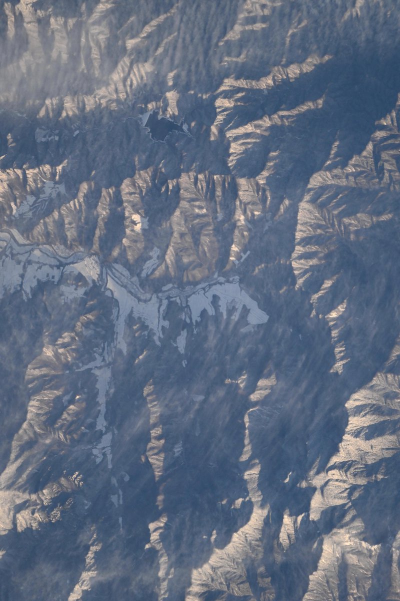 おはようございます！ 今日も、撮りたての写真を共有です。 朝日と雪山