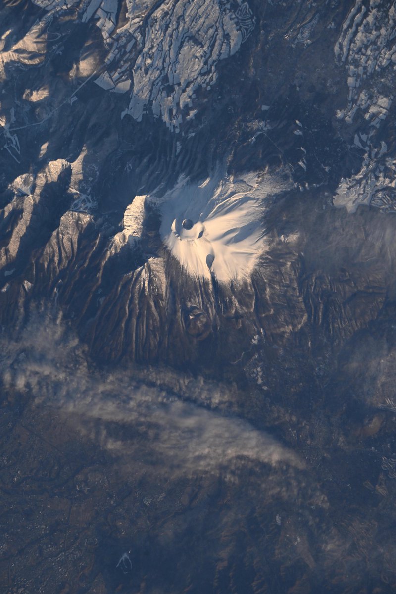 おはようございます！ 今日も、撮りたての写真を共有です。 朝日と雪山