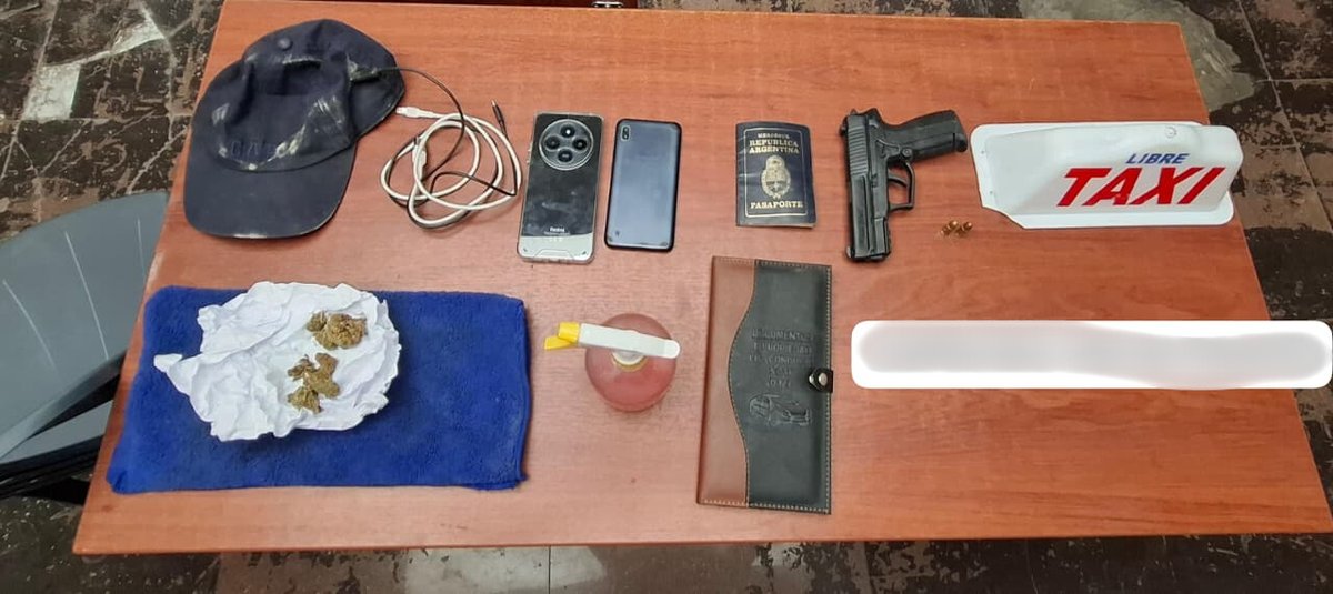 🚨 Agentes del #DEPINCRIVillaElSalvador y la División de Inteligencia detuvieron a presunto integrante de la banda “Los Gatilleros del Este” en #VES. Sería un falso taxista que drogaba a pasajeras para robarles. Se halló réplica de arma, municiones, droga y vehículo. 🚓