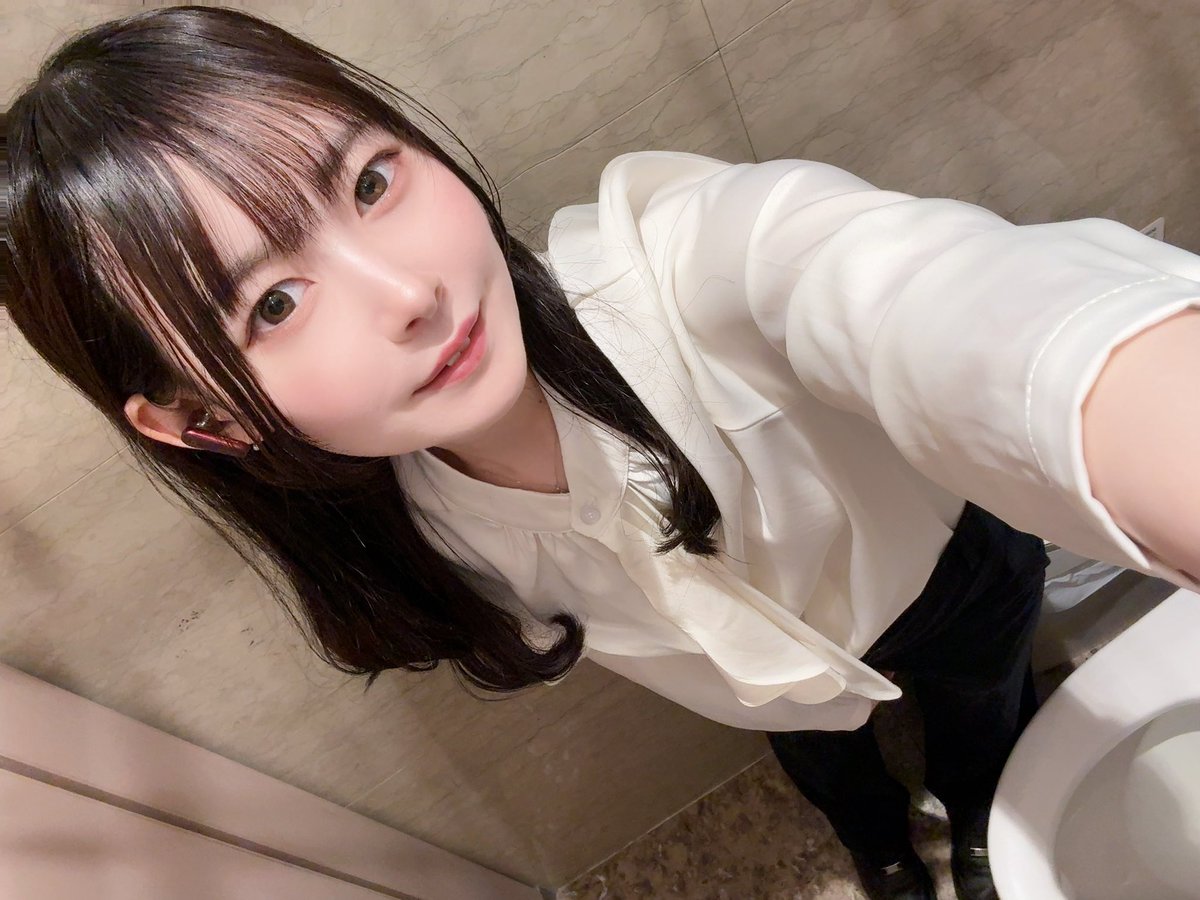 昨日でお仕事納めの方も多かったのでしょうか。
ｱﾀﾁも本日最終出勤日。大そうじで寝不足です。

これは研修のとき大人数の他人が嫌すぎてトイレで自撮りするみつぎ。