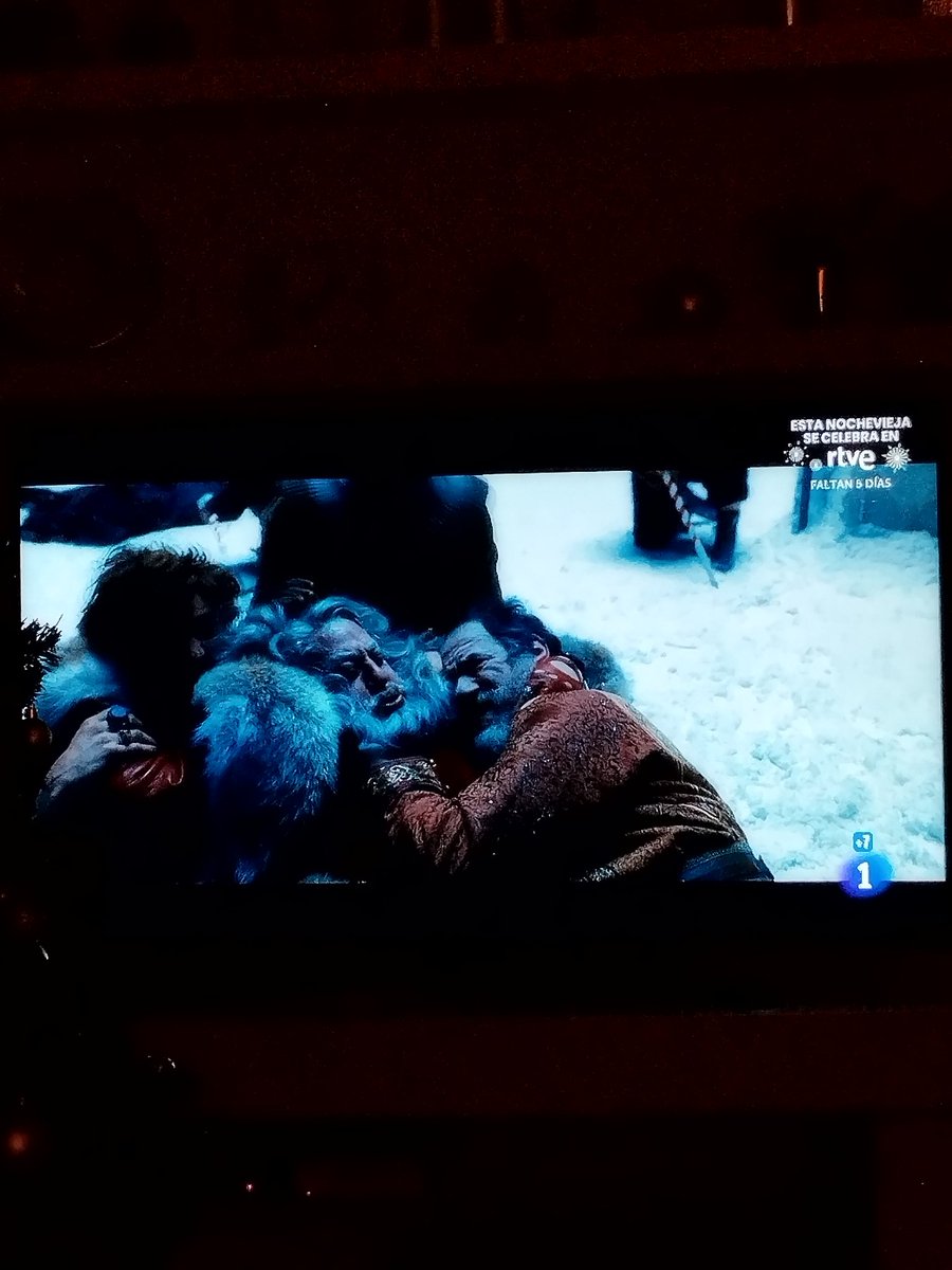 Estar viendo una película donde los reyes mayos se pegan de ostias con papá Noel (literalmente) no estaba en mi bingo de navidad