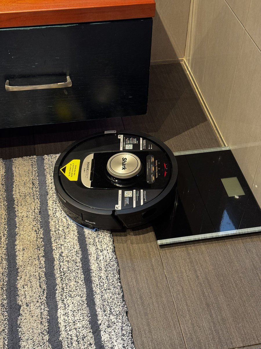 elaichi_tea24's tweet image. NOOOO ROOMBA YOURE MORE THAN JUST YOUR WEIGHT