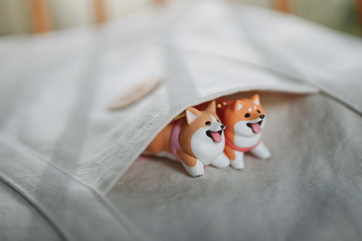 カプセルトイ「フライングわんこ」には全種に根付ストラップがついて