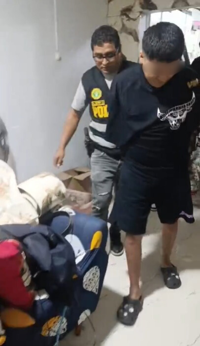 🚨 El #DepincriCallao logró la captura de dos sujetos inmersos en un homicidio por PAF de un joven de 24 años, ocurrido esta mañana en Boterín - Callao. Testigos señalan que un auto negro dejó a la víctima y efectuó disparos antes de huir.