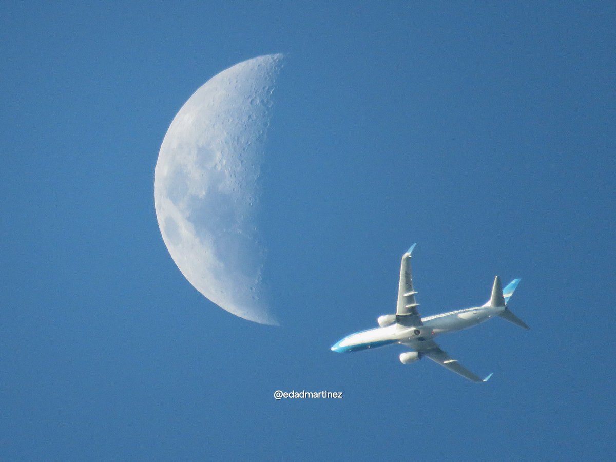 Casi en Cuarto Creciente <a href="/Boeing/">The Boeing Company</a> 737-800 LV-GVB vuelo de <a href="/Aerolineas_AR/">Aerolíneas Argentinas</a> AR1422 AEP-MDZ.