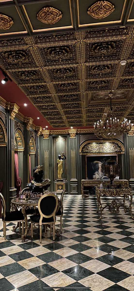 أتضايق بعض الأحيان وأعَاف الجلوس 
ما يوسِّع خاطري غير سجات .. الخلَا .