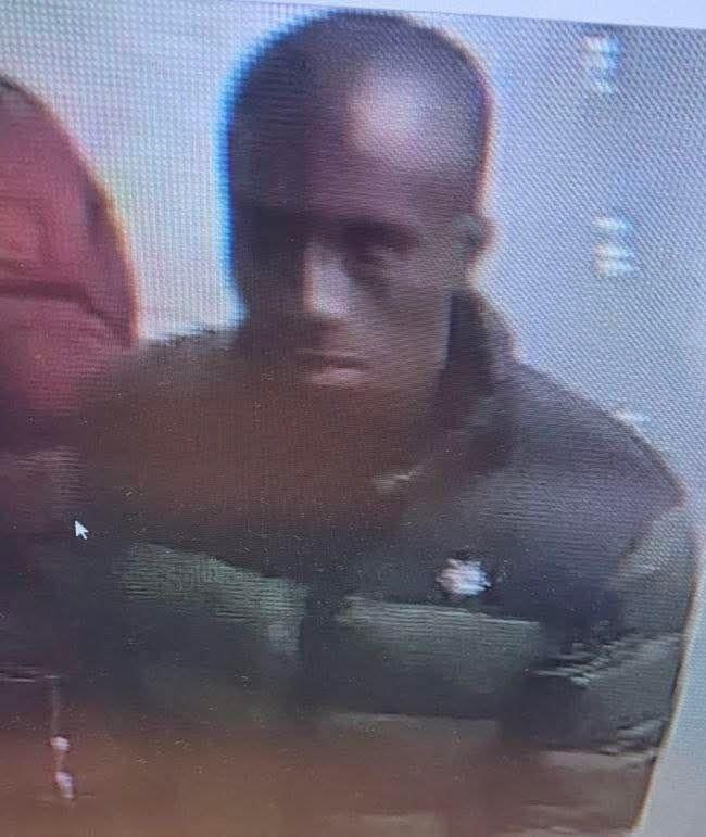 F_Desouche's tweet image. Trois femmes poignardées dans le métro à Paris, le suspect est un migrant clandestin malien (MàJ : déjà connu pour agression sexuelle et sous OQTF. Libéré de CRA au bout de 90 jours, il était assigné à résidence)

 fdesouche.com/2025/12/27/par…