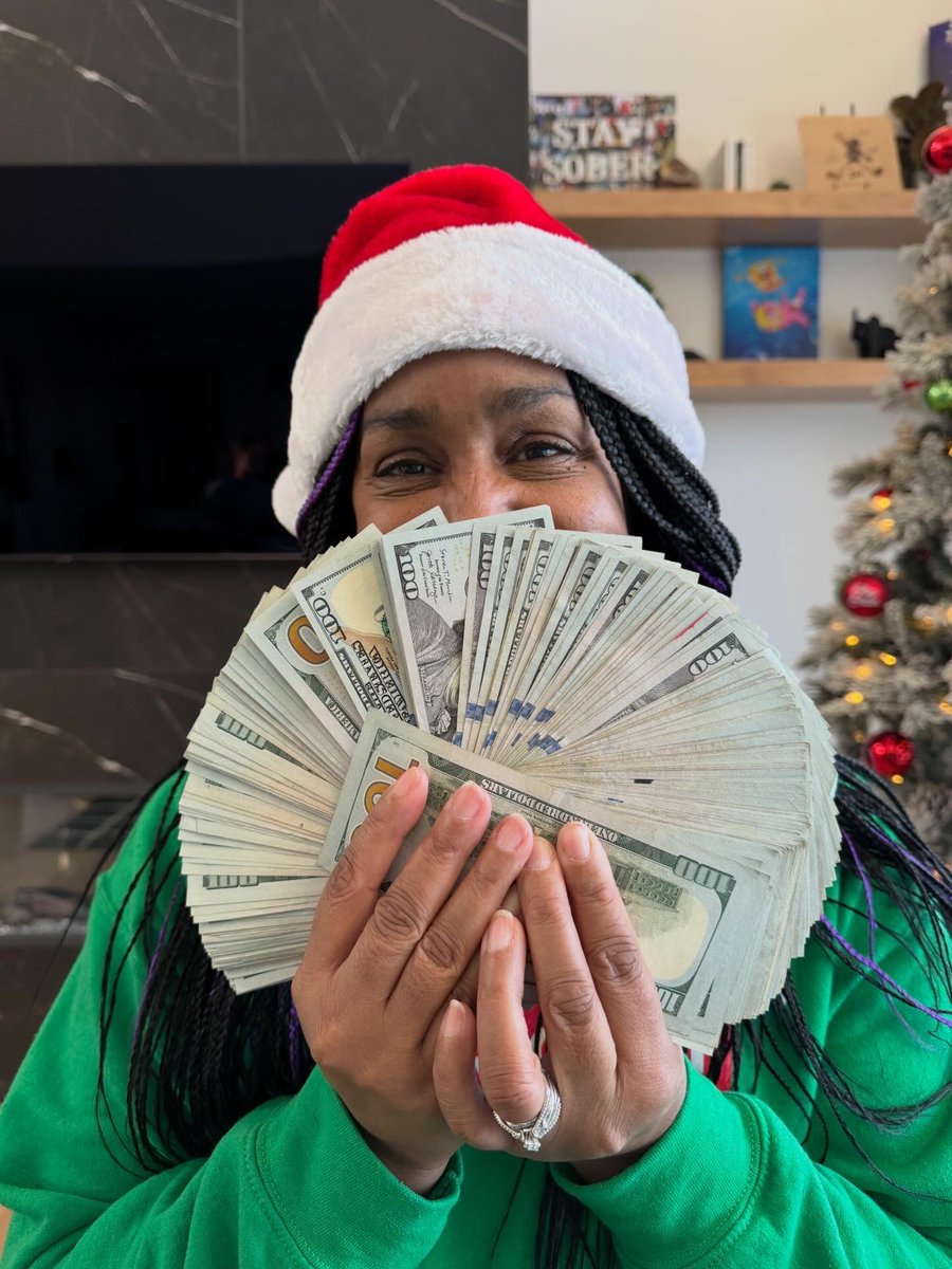 daydrianharding's tweet image. I gave my mom $100,000 for Christmas yesterday 🎄 take care of those who take care of you! Thank you God for putting me in this position to make these things happen 🙏🏾