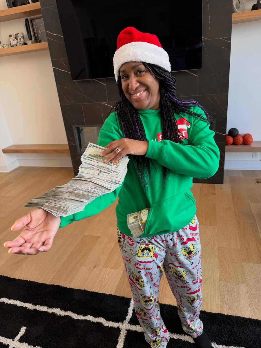 daydrianharding's tweet image. I gave my mom $100,000 for Christmas yesterday 🎄 take care of those who take care of you! Thank you God for putting me in this position to make these things happen 🙏🏾