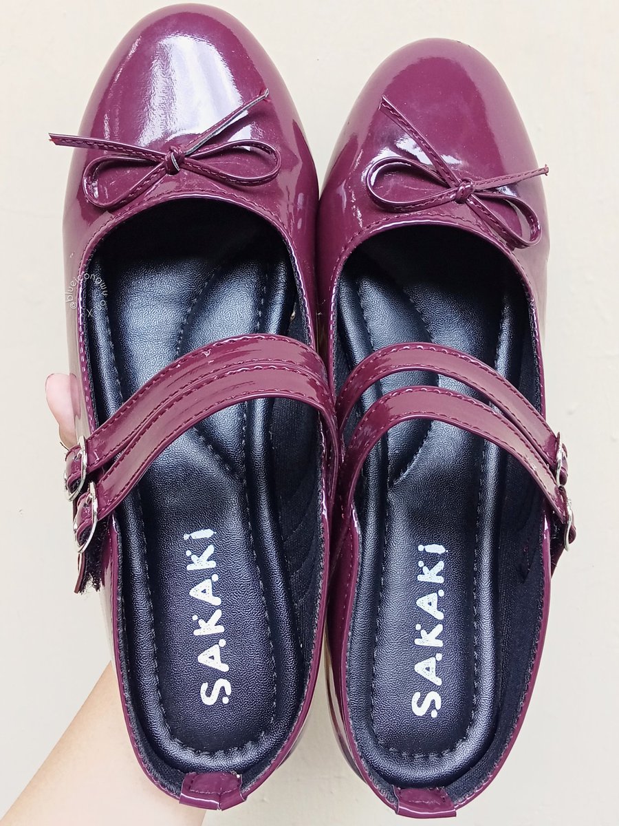 bluejeongwu's tweet image. currently obsessed with flatshoes from these two local brands 🩰
simple design, classy color, and surprisingly easy to style — my kind of everyday shoes 🤍