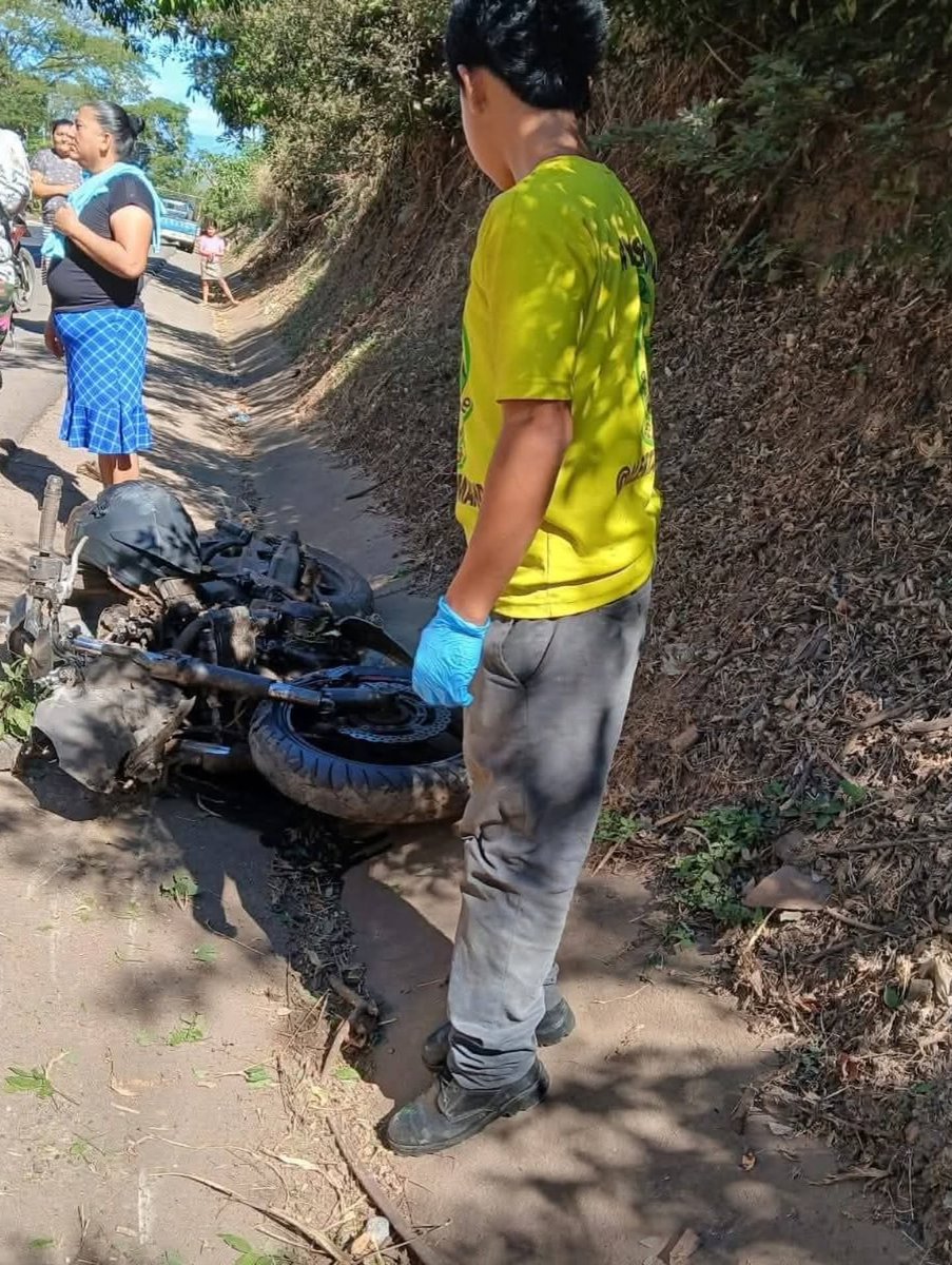 Un joven aproximadamente de 16 años de edad falleció en un accidente de tránsito en el kilómetro 28 de la carretera Troncal del Norte, en Guazapa, San Salvador.

Según los reportes, el joven impactó contra una camioneta.