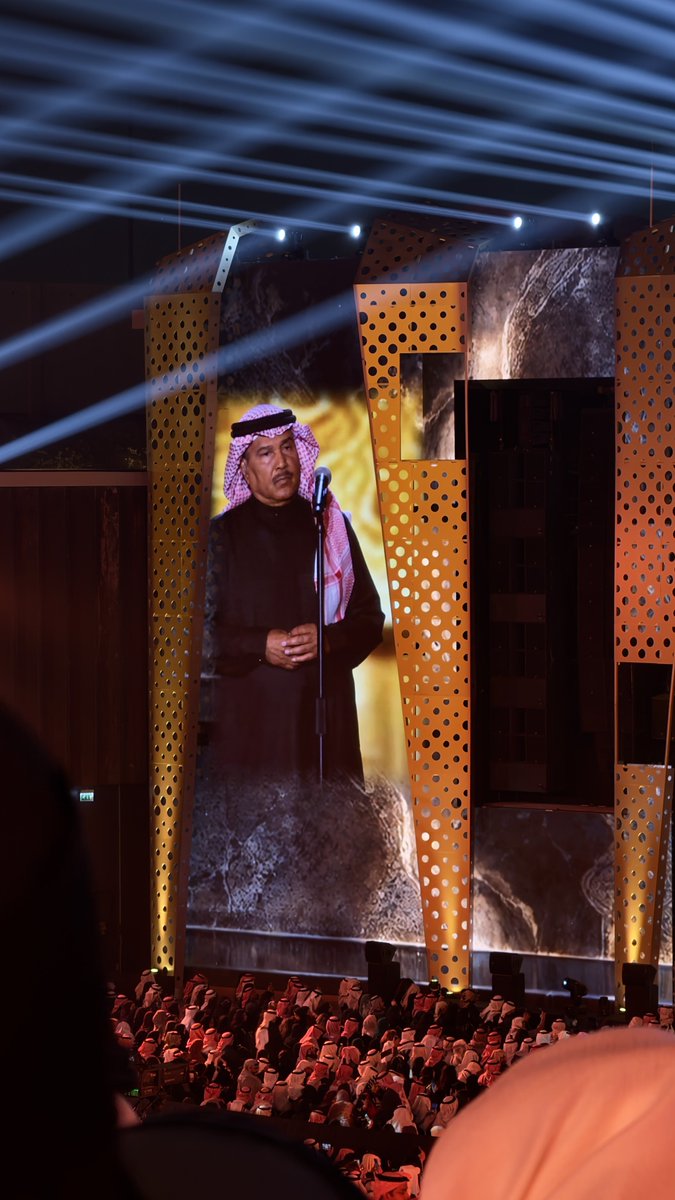 حفله محمد بالبحرين 
حرارة الجو 18 وضباب
مسرح عالمي 
اداء خيالي 
من 10م حتى 3 ص وودي انه ما وقف
الاغاني🔥:
شبيه الريح،كل ما نسنس،مجنونها،أبي منها الخبر،صوتك يناديني،يا غالي الاثمان،لاهي نار ولاهي ماء، إختلفنا،مذهله،ايوه،الاماكن،اشوفك كل يوم واروح،ما عاد بدري،الفجر البعيد،على البال