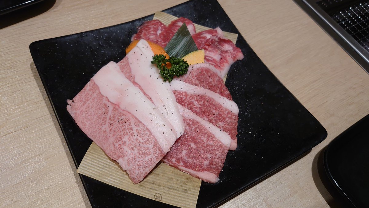 昨日行った焼肉は新宿　肉屋の台所（2号店）というところで、なかなかいい場所でした

いい点）
煙が薄く匂いがつかない。
店自体が綺麗で良い雰囲気
悪い点）
焼き加減が難しい（すぐ焦げる）

総評　人と会う焼肉とか、雰囲気重視には良い。焼き加減とか拘る人は大人しく炭火焼きのところへ