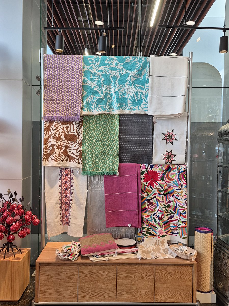 Fonart_mx's tweet photo. Te invitamos a recorrer México a través de sus artesanías.
En nuestras tiendas encontrarás el trabajo de maestras y maestros artesanos que dan vida a la tradición.
TIENDA CONDESA #FONART
📍 Alfonso Reyes 30, Colonia Condesa, Cuauhtémoc, C.P. 06140, CDMX.
🕐 Lunes a Domingo 10 a 19 h