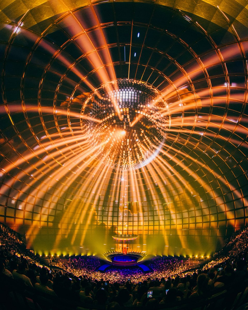 SphereVegas's tweet photo. Backstreet's BACK! Oh how we've missed you, @backstreetboys 🩵

📷: @RichFury / Sphere Entertainment https://t.co/UNy2WtRVb7