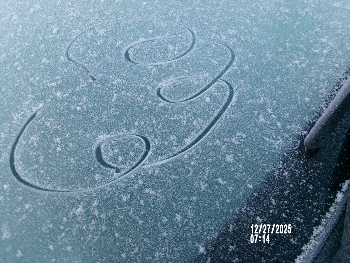 今朝、凍っていたフロントガラス〜😅➰🎵。