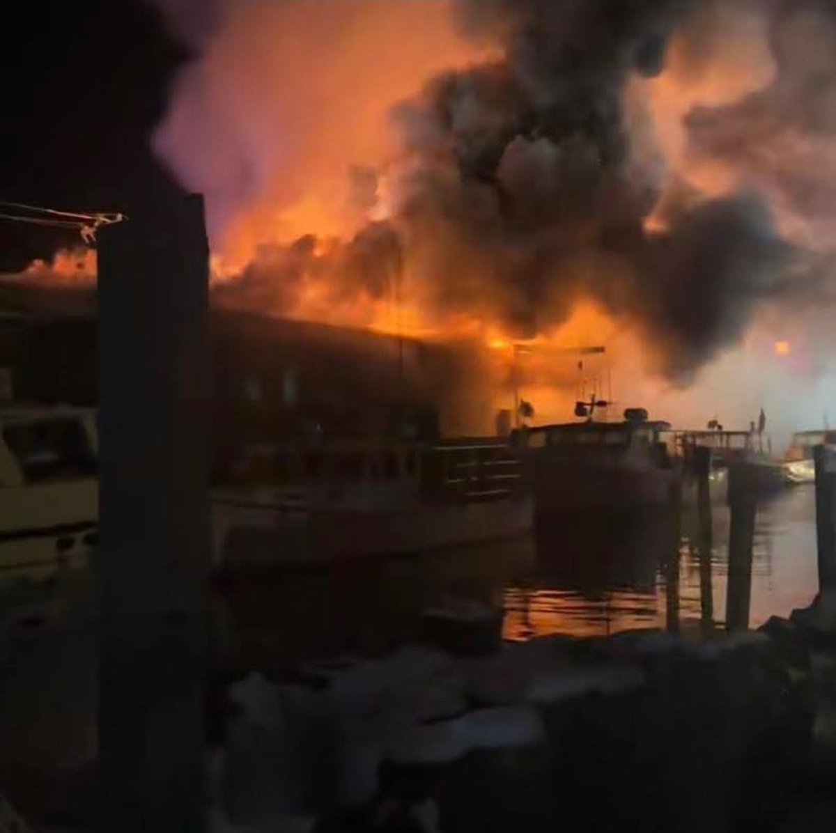 lakeregionfire1's tweet image. Portland, Maine -
*Third Alarm Structure Fire*
Custom House Wharf off of Commercial Street, heavily involved structure with multiple exposures.
Mutual Aid requested to the scene and for station coverage.
Photo credits, Kathy Townsend, Taika Brand