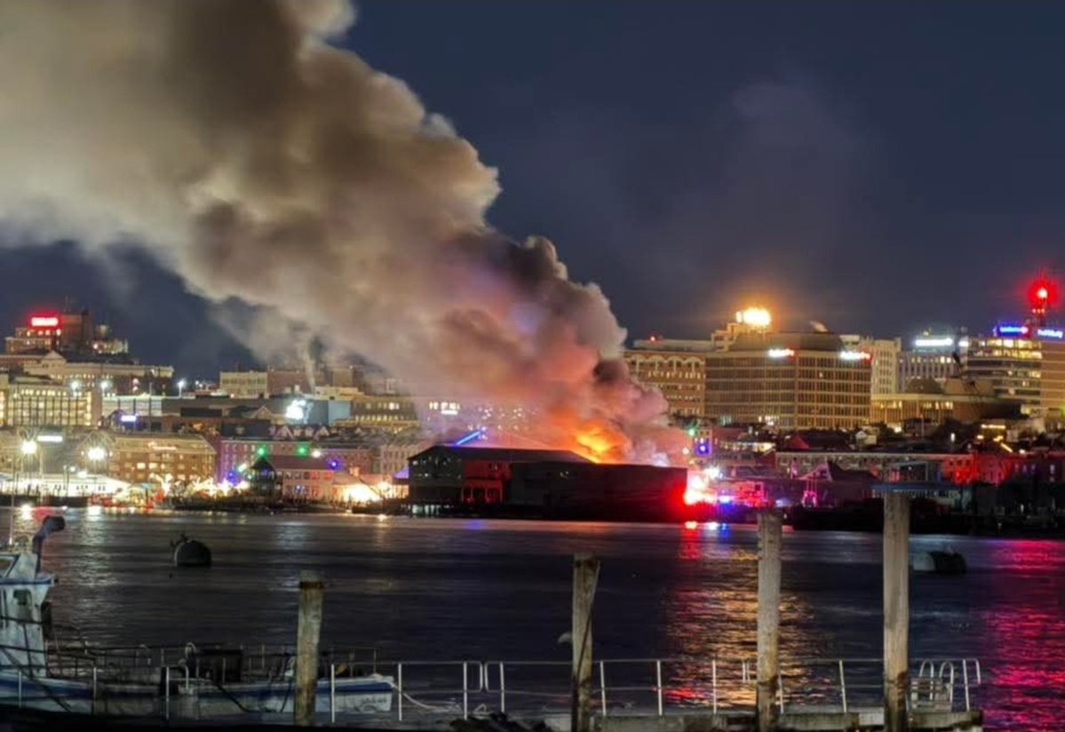 lakeregionfire1's tweet image. Portland, Maine -
*Third Alarm Structure Fire*
Custom House Wharf off of Commercial Street, heavily involved structure with multiple exposures.
Mutual Aid requested to the scene and for station coverage.
Photo credits, Kathy Townsend, Taika Brand