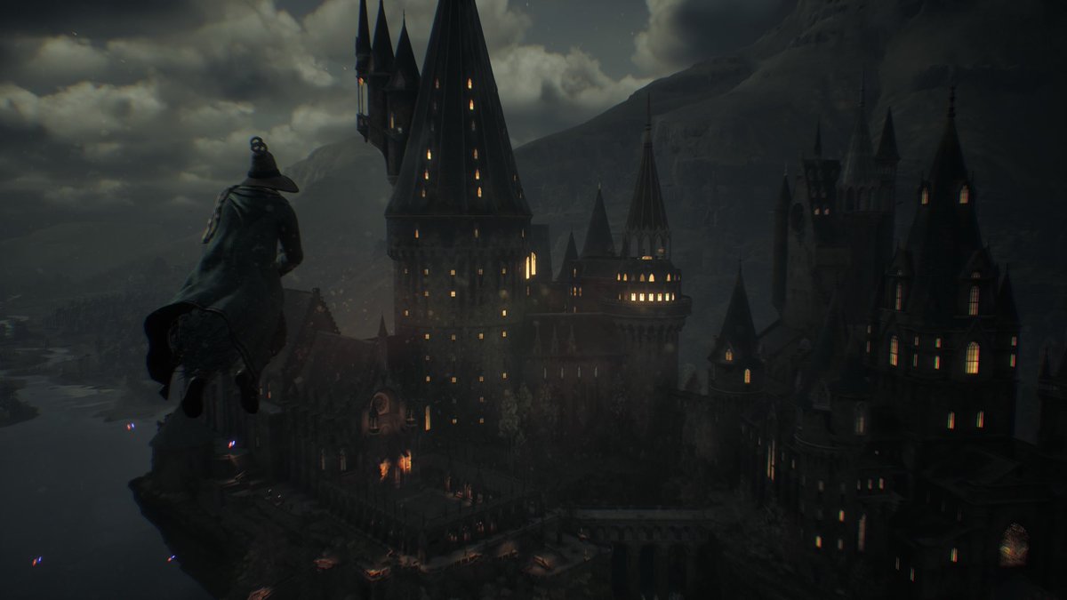 STattilo's tweet image. Continua la mia chill run su #Hogwarts Legacy.
La valle in pieno autunno è qualcosa di spettacolare.
Adoro camminare nel tragitto che porta a Hogsmeade.

Avrei dovuto iniziarlo a Settembre come avevo intenzione di fare.