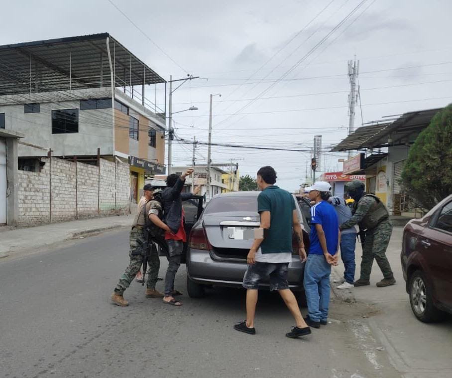 ecuadorprensaec's tweet photo. MANTA
Las #FFAA a través del #GOMAI “Manabí” y en coordinación con la Policía Nacional #PPNN, realizaron una exitosa operación interinstitucional en cumplimiento de las operaciones militares de ámbito interno en el Cantón Manta, sector Las Cumbres, tras intervenir un vehículo sospechoso y descubrir que el conductor presuntamente era víctima de secuestro logrando también los siguientes resultados:
• 01 arma de fuego (pistola 9mm)
•01 alimentadora 9mm
•05 municiones calibre 9mm
•03 celulares
•01 pasamontañas
•04 aprehendidos
Las evidencias encontradas y los aprehendidos fueron entregados a las autoridades para los trámites correspondientes.
#FFAAContigo
#FAE
#EcuadorUnaSolaFuerza
#BloqueDeSeguridad