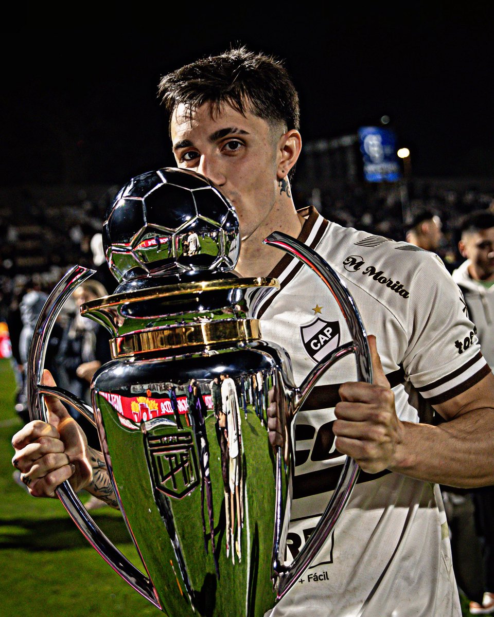 Se acerca el fin de un año inolvidable. Lleno de emociones y momentos que nos quedarán para siempre. 
Gracias <a href="/caplatense/">Club Atlético Platense</a> por dejarme ser parte de esta historia y escribir un capítulo en ella.
Brindemos por este 2025 con la COPA,  que nosotros tenemos 😉🥂
Vamos por un gran 2026