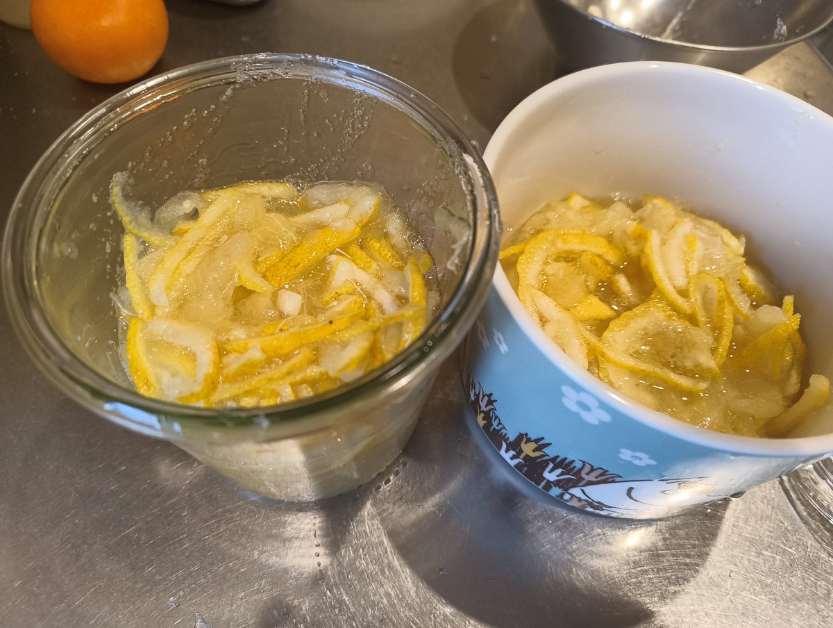 柚子ジャムを作る根気がないので柚子シロップを作る。（砂糖と混ぜるだけ。大量だわ…）ソーダ割に、お湯割りに、と案外消化されていく。