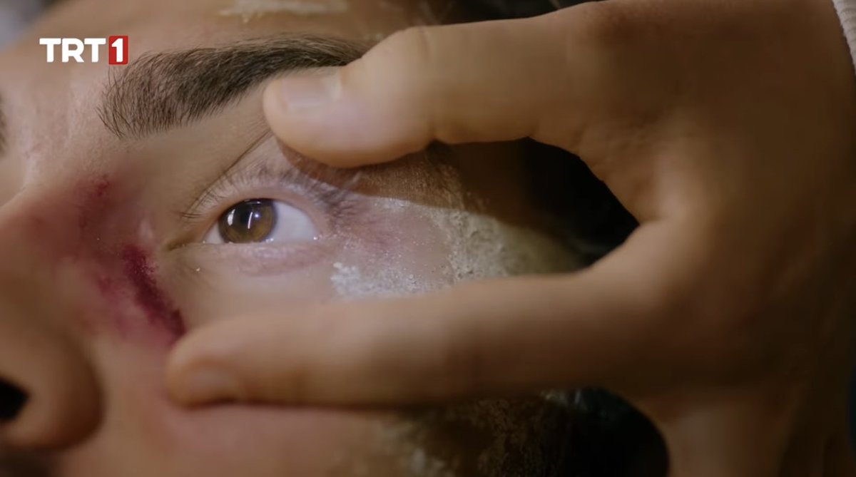 cindypandiita's tweet image. The zoom of her hands touching Gokhan for the first time, DIDN’T LOOK LIKE  A COINCIDENCE AT ALL and this last scene means something, I believe our theory is not delulu anymore, maybe Eleni and Gokhan ACTUALLY are going to fall in love 

#TasacakBuDeniz #ElGo