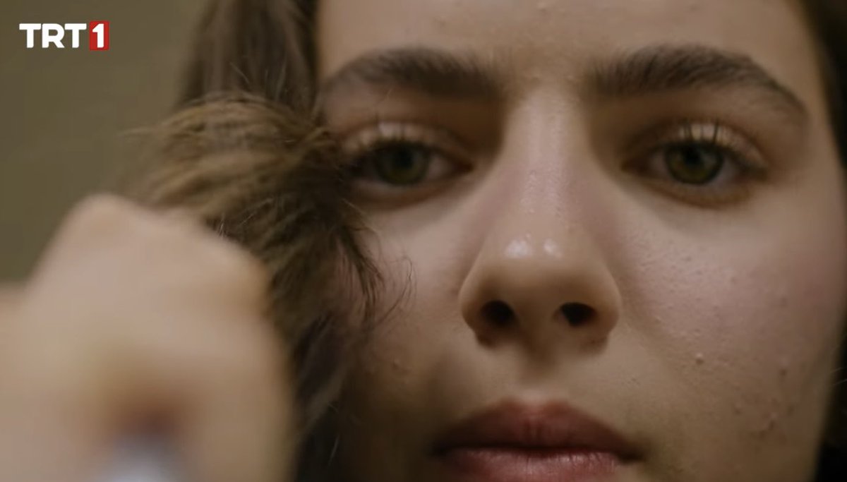 cindypandiita's tweet image. The zoom of her hands touching Gokhan for the first time, DIDN’T LOOK LIKE  A COINCIDENCE AT ALL and this last scene means something, I believe our theory is not delulu anymore, maybe Eleni and Gokhan ACTUALLY are going to fall in love 

#TasacakBuDeniz #ElGo