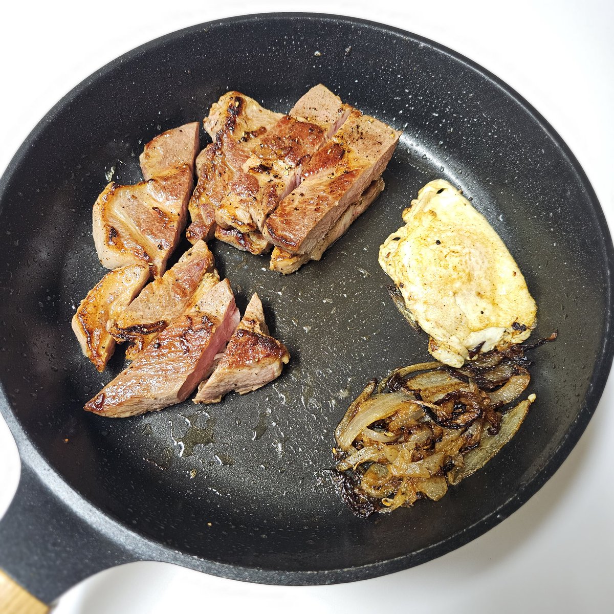 path_desu's tweet image. 좋은 아침입니다
물론 전 잠을 안 잤어요
사진은 목살과 반숙란과 양파(아무튼탄거아님)입니다