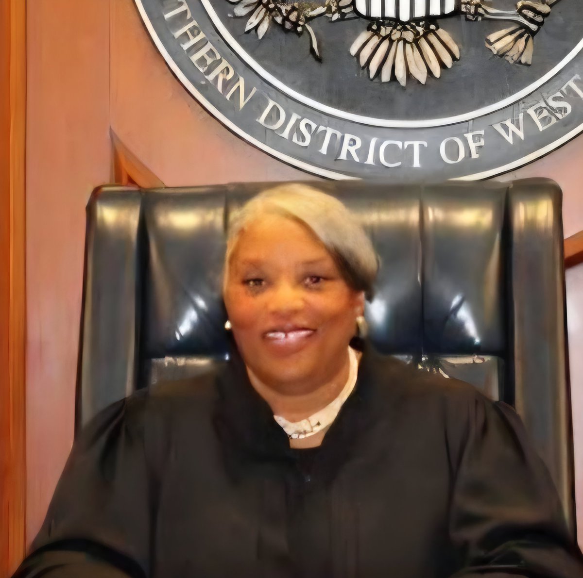 OcrazioCornPop's tweet image. 🚨 UPDATE: This is the "Obama judge" Irene Berger who blocked the MAHA BAN on artificial food dyes that cause to chronic diseases in children.

WHAT IS GOING ON HERE?