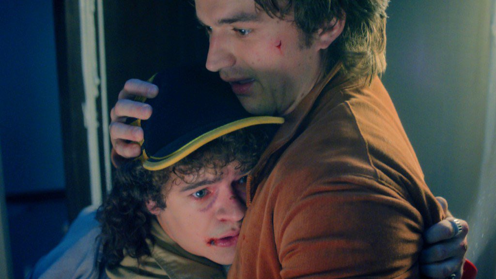 anapau_villa's tweet photo. Creo que lo que pasó con Stranger Things es que los hermanos Duffer se emocionaron demasiado con las ideas que tenían para expandir el universo y la historia y soltaron lo realmente importante, lo que la hacía tan especial: sus personajes.

Hay una infinidad de películas de ciencia ficción, de misterios sin resolver, de otras dimensiones. Pero lo que nos hizo estar tan involucrados con ST fueron los niños, Joyce y Hopper, incluso Steve y Jonathan y Nancy.

La adición de Max fue entendible y fantástica, pero siguieron llegando más y más personajes nuevos que - aunque me pueden caer bien - solo sirven para quitar tiempo a los que deberían ser los protagonistas.

Las reuniones emocionales pierden peso porque la mitad de estas personas nunca han tenido una conversación, porque todo tiene que ser apresurado para llevarnos al siguiente plan complejo lleno de referencias a la cultura popular.

Por algo todos hablamos de Lucas y Max, o Dustin y Steve, son los únicos que nos dan lo que buscamos: la conexión entre estas personas ficticias que hacen que nos importe.