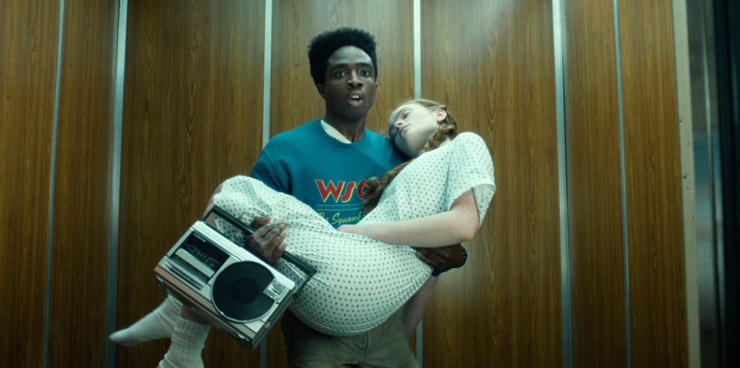 anapau_villa's tweet photo. Creo que lo que pasó con Stranger Things es que los hermanos Duffer se emocionaron demasiado con las ideas que tenían para expandir el universo y la historia y soltaron lo realmente importante, lo que la hacía tan especial: sus personajes.

Hay una infinidad de películas de ciencia ficción, de misterios sin resolver, de otras dimensiones. Pero lo que nos hizo estar tan involucrados con ST fueron los niños, Joyce y Hopper, incluso Steve y Jonathan y Nancy.

La adición de Max fue entendible y fantástica, pero siguieron llegando más y más personajes nuevos que - aunque me pueden caer bien - solo sirven para quitar tiempo a los que deberían ser los protagonistas.

Las reuniones emocionales pierden peso porque la mitad de estas personas nunca han tenido una conversación, porque todo tiene que ser apresurado para llevarnos al siguiente plan complejo lleno de referencias a la cultura popular.

Por algo todos hablamos de Lucas y Max, o Dustin y Steve, son los únicos que nos dan lo que buscamos: la conexión entre estas personas ficticias que hacen que nos importe.