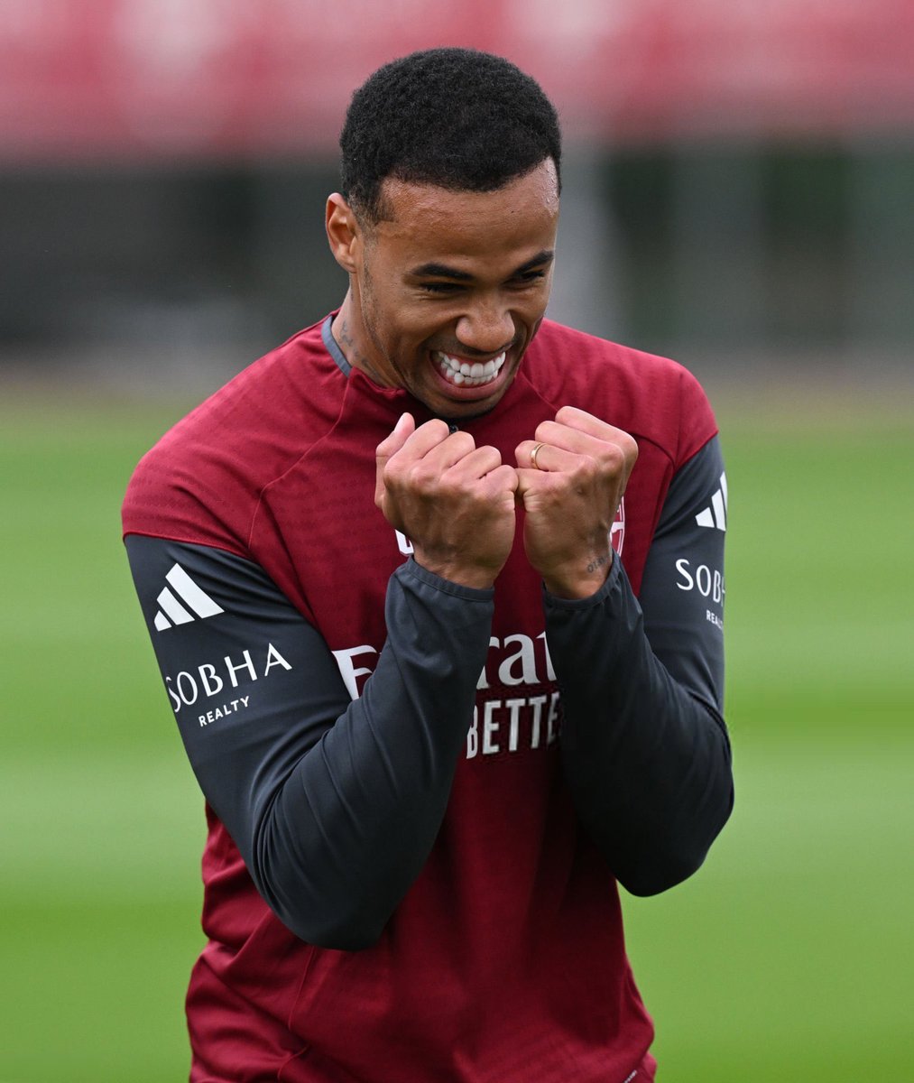 ArsenalFansFR's tweet image. 🚨 Gabriel Magalhães est avec l'équipe. La décision concernant sa présence dans le groupe pour le match sera prise demain 🇧🇷 

@HandofArsenal