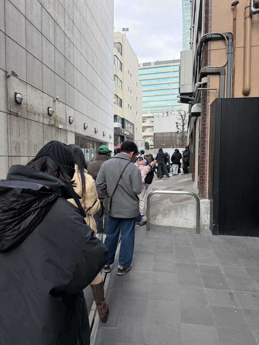 渋谷のDuomart9:00時点で並びこれ