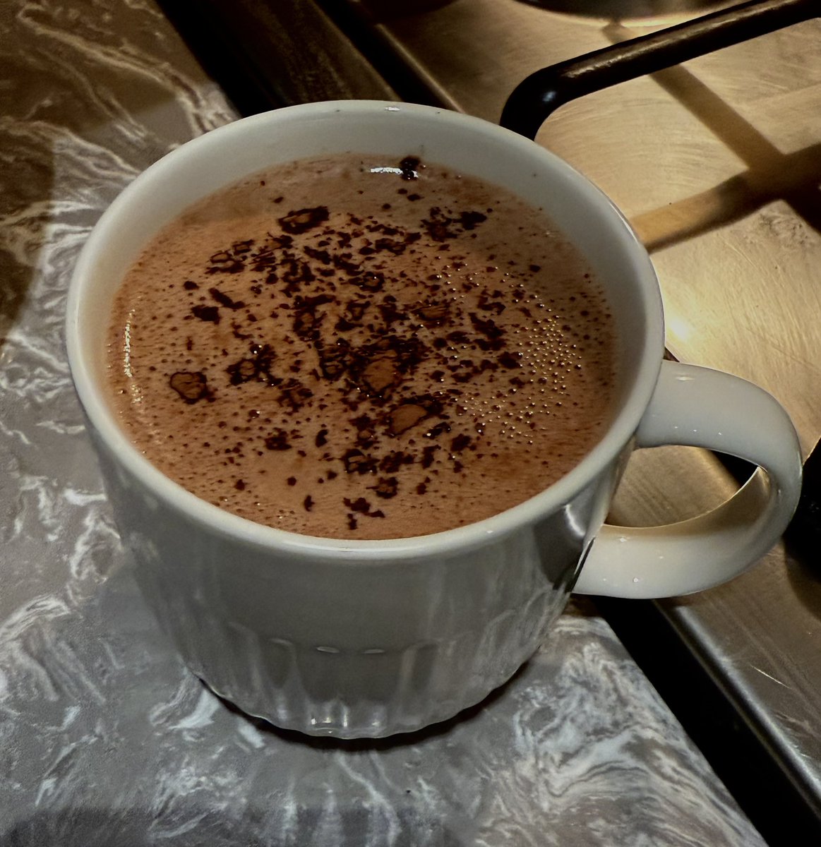 ماتوقعت اني راح اضبط Hot chocolate
أنا ماحب اخذها من الكوفي  لان جدا طعمها سكر ومايعجبني 
والحمدلله ضبطت معي من اول مره 🥰☕️