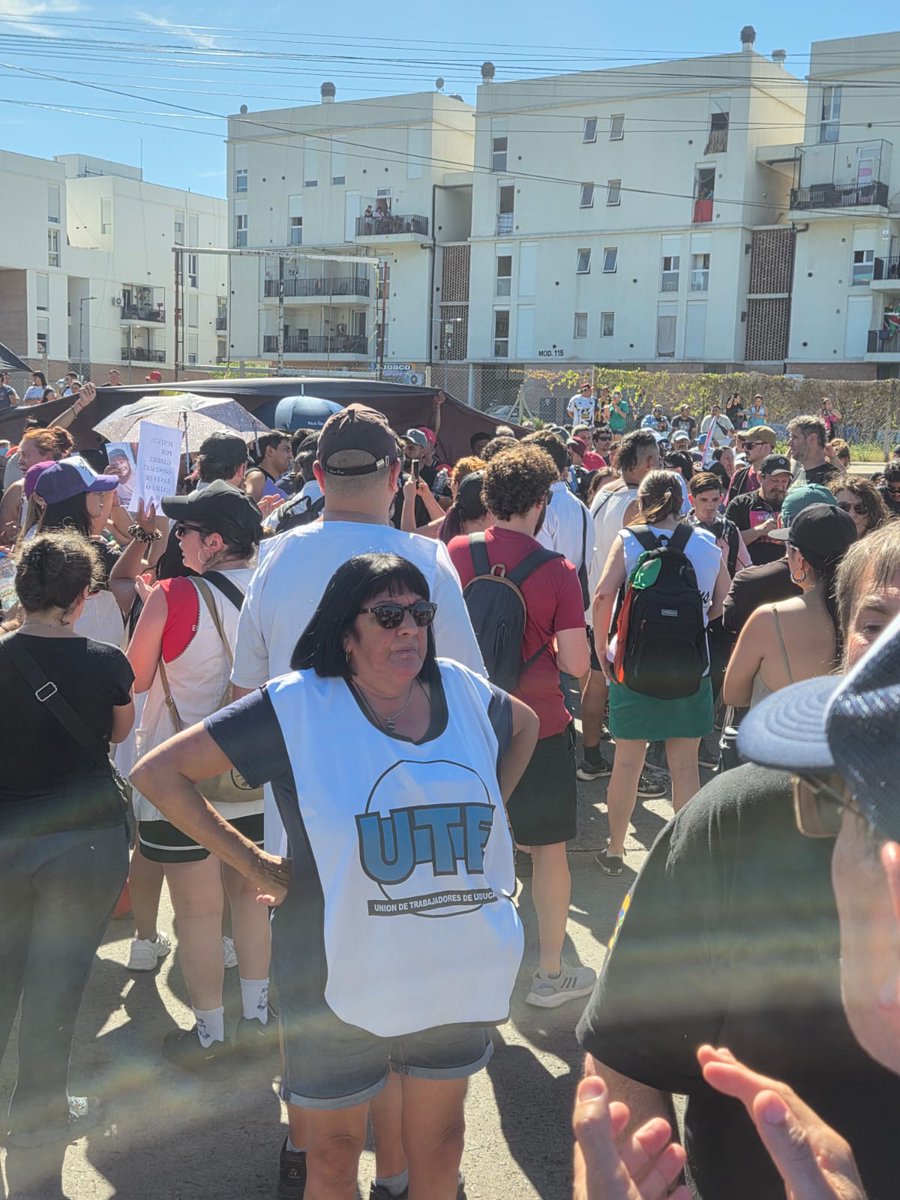 utectera's tweet photo. #JusticiaPorGabriel
La UTE movilizó junto a familiares, vecinos del barrio Papa Francisco y Villa 20 y organizaciones sindicales, políticas y sociales para exigir justicia por Gabriel, quien, en el día de ayer, fuera asesinado por la Policía de la Ciudad. https://t.co/rJVrTFPnww