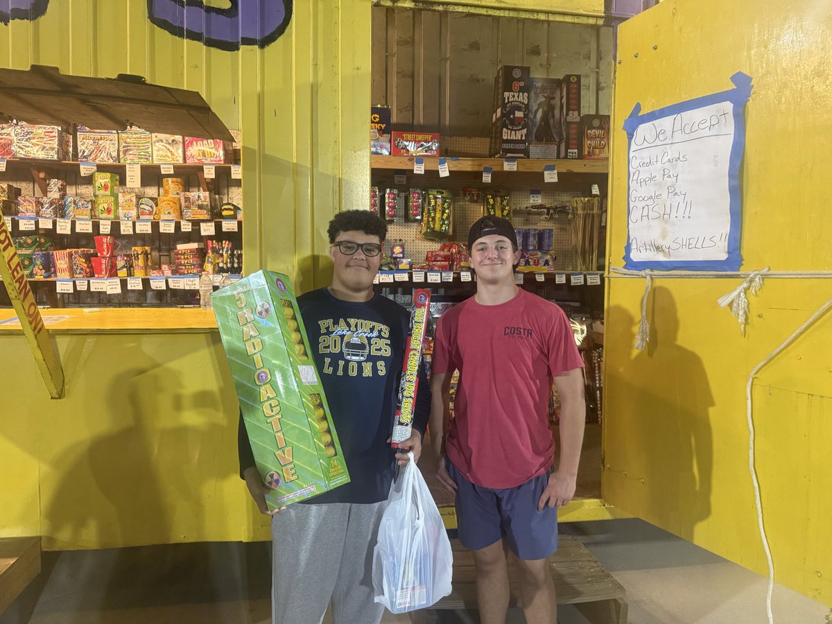 TrackLchs's tweet image. Two of @LakeCreekFBall best about to have a good time! Also a HUGE SHOUT OUT to Raleigh Vaughan of @lchswomenstrack for coming out to Coach’s fireworks y’all have a safe New Year’s