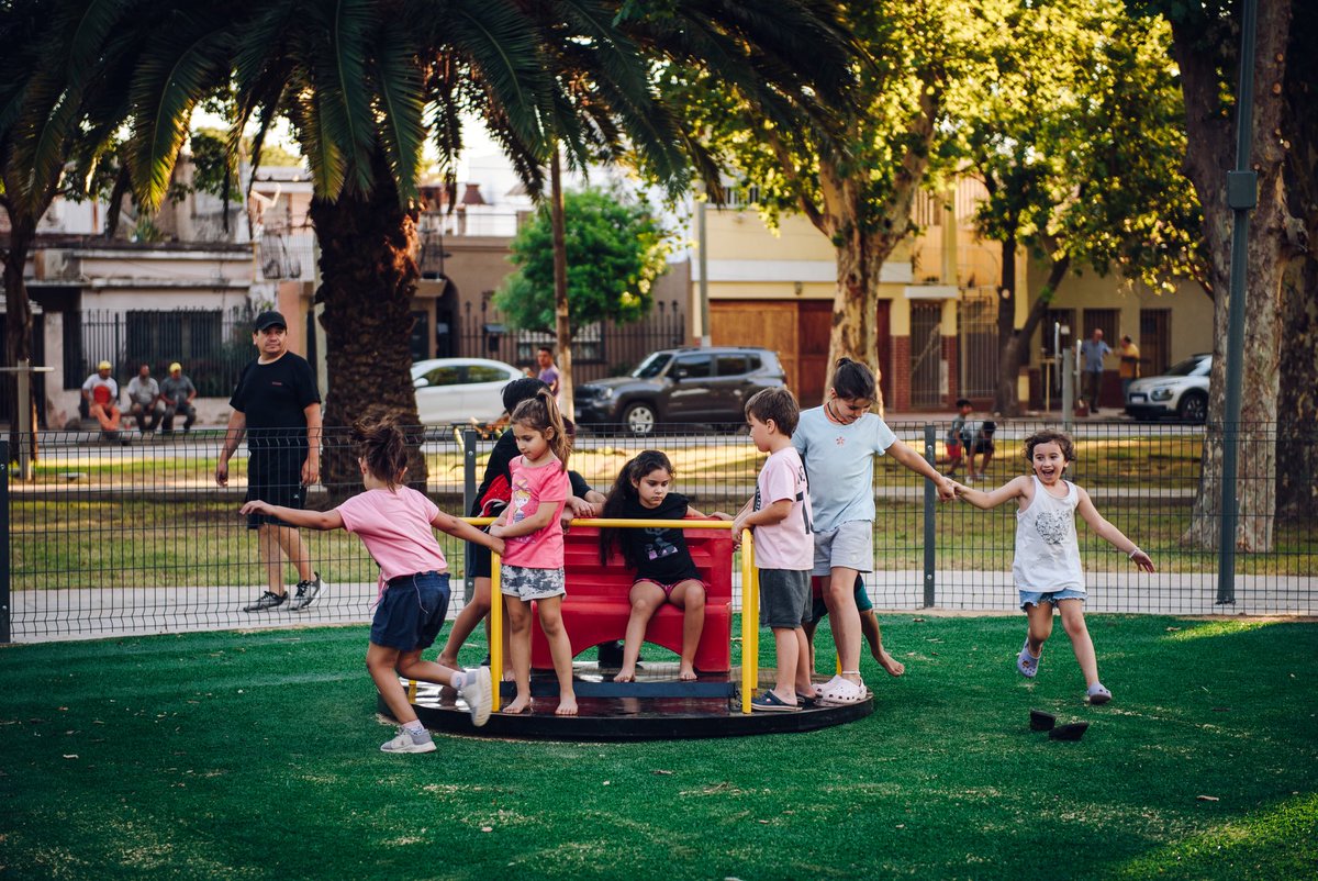 PasseriniOk's tweet photo. La Plaza Libertad vuelve a ser un punto de encuentro en barrio Müller: un nuevo espacio verde donde los chicos pueden jugar y divertirse, y las familias reunirse y compartir. 🛝🌿

🌳 Para nosotros, la libertad tiene que ver con eso: con encontrarnos, cuidarnos y trabajar juntos por el bienestar de los demás. Y ese espíritu se refleja en esta plaza, completamente renovada para los vecinos y vecinas.
