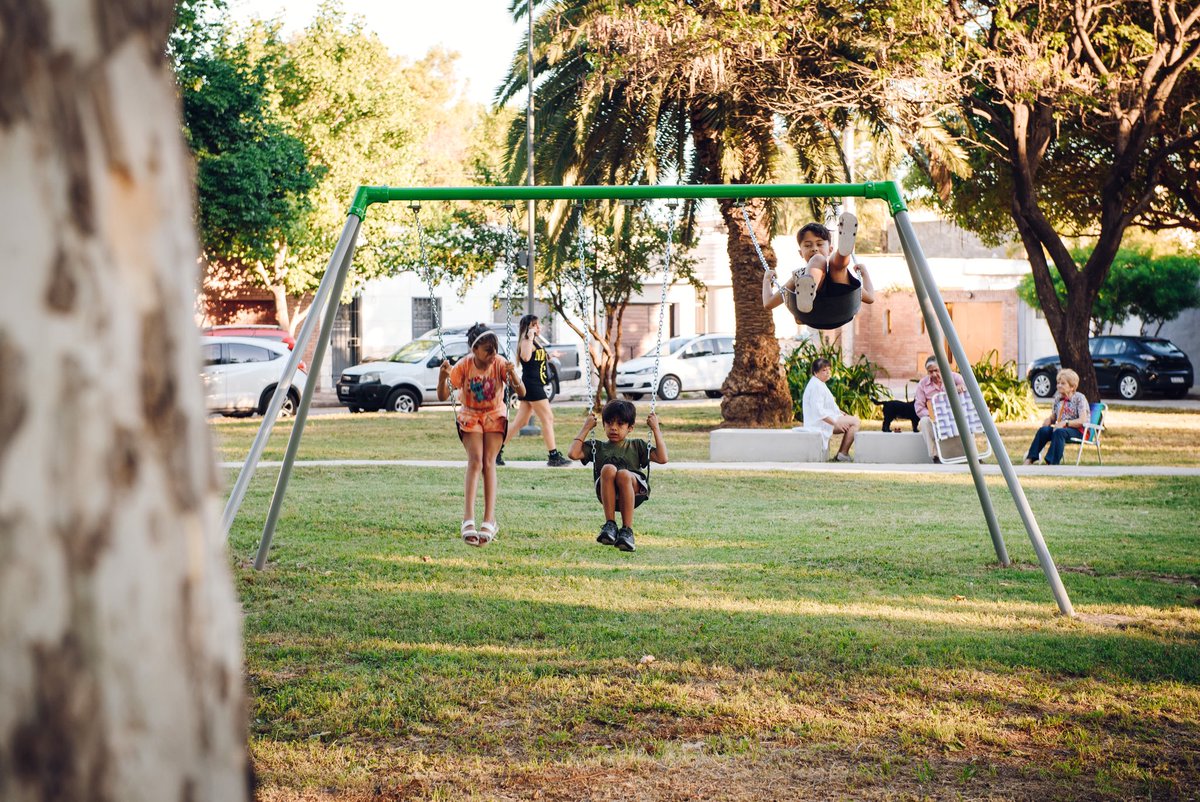 La Plaza Libertad vuelve a ser un punto de encuentro en barrio Müller: un nuevo espacio verde donde los chicos pueden jugar y divertirse, y las familias reunirse y compartir. 🛝🌿

🌳 Para nosotros, la libertad tiene que ver con eso: con encontrarnos, cuidarnos y trabajar juntos