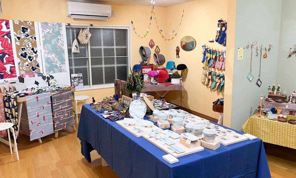 おはようございます。
今朝は-7℃と身の引き締まる寒さですね。

12月展は本日最終日となりました。
11時〜16時まで。
私はお昼過ぎより在廊します。

是非お立ち寄りになって楽しんでいってください♪