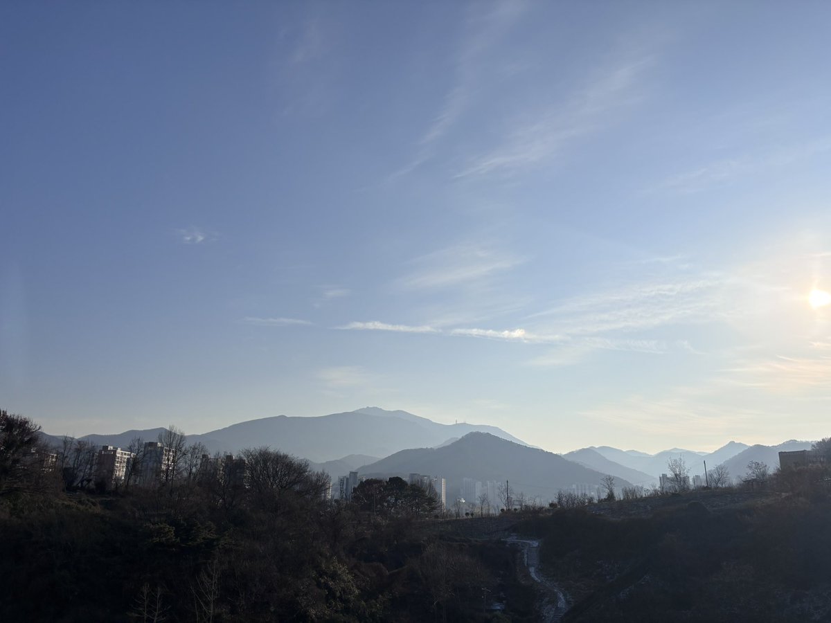 굿모닝
추위가 오후에 좀 풀린다네요.
감기조심하세요~