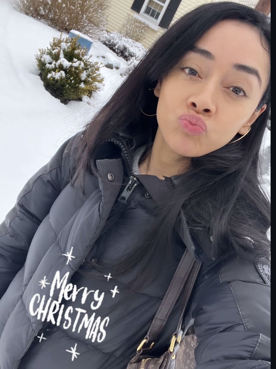 hughes_rebel's tweet photo. #Lucifer beautiful sweet @Aimee_Garcia we wish you a #MerrChristmas https://t.co/yoQw4yaOx1