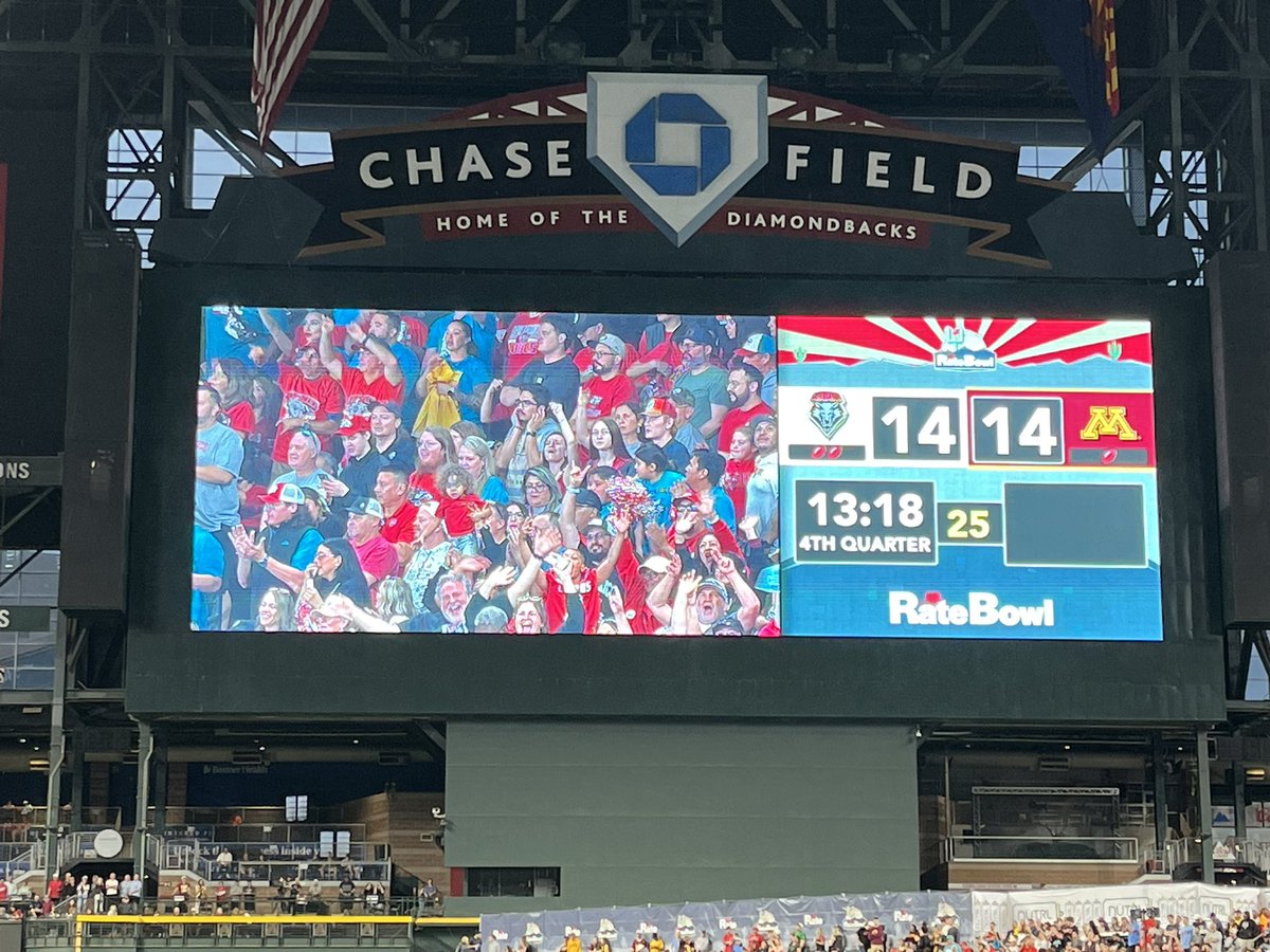 DevJTV's tweet image. And just like that the game is tied! @UNMLoboFB’s Damon Bankston  returned the kickoff 100 yards and the Lobos convert a 2 point conversion! 13:18 left in the 4th!