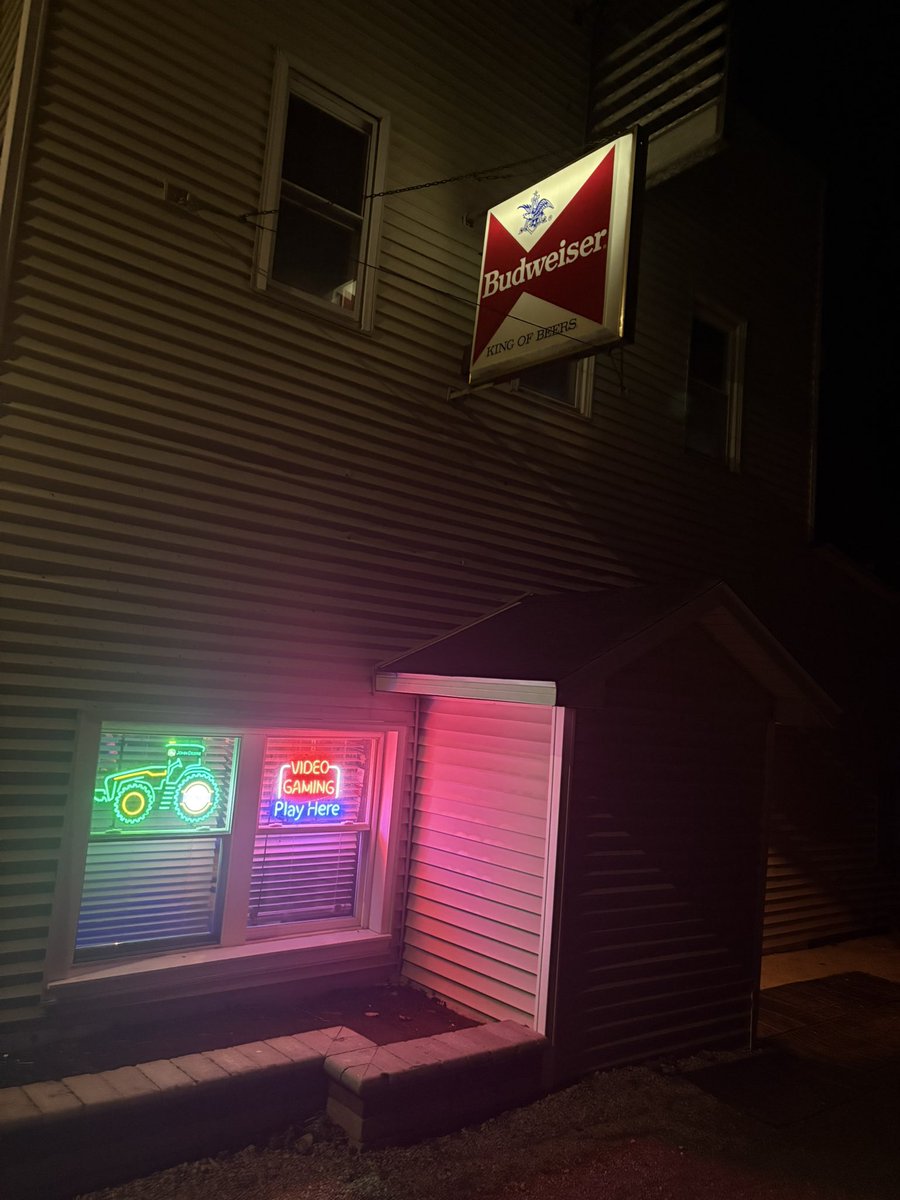BudWiser6969's tweet image. Nothing like a Midwest dive bar #country