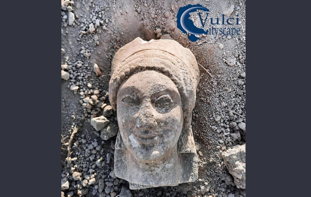 Eine griechische Frauenskulptur in der Etruskerstadt Vulci (damals)