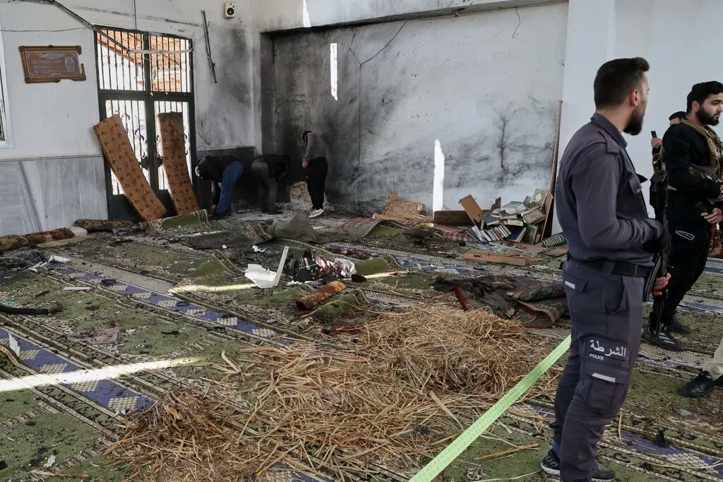 NewsFusion365's tweet photo. 🚨 BREAKING: 8 killed in Syria mosque blast

Explosion hits Homs during Friday prayers

Jihadist group claims attack

#Syria #Breaking

https://t.co/igea6fXiPK

RT to spread awareness 🕊️ https://t.co/tdM1iw2g1S